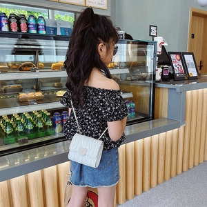Borsa a tracolla bianca trapuntata per bambine con chiusura a cuore e catenella