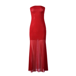 Detail aus rotem Netzstoff und schmaler Passform bei diesem eleganten trägerlosen Maxikleid