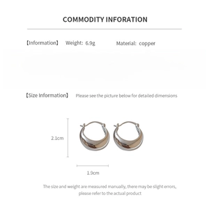 Detail view of silver U-shaped earrings showing dimensions 2.1cm height and copper material