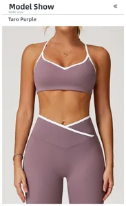 Detailansicht des taro violetten Yoga-Sets mit weißem Kontrast und V-förmigem Bund