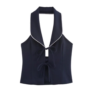 Haut licou bleu marine avec bordure blanche, nœuds délicats et design dos nu
