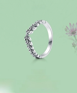 Detailed close-up of S925 sterling silver olive leaf ring with vintage textured details