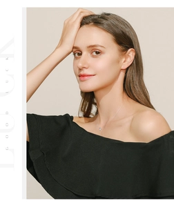 Détail d'un collier en argent S925 avec diamant sur mannequin en robe noire