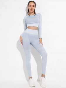Détail du legging yoga taille haute et du crop top manches longues à texture côtelée