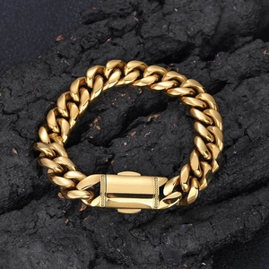 Bracelet gourmette en acier inoxydable doré avec fermoir à ressort sur fond noir