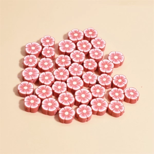 Détail macro de perles de fleur de prunier de 10 mm en pâte polymère pour bijoux DIY