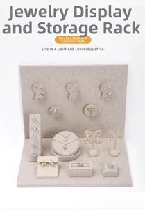 Details eines Schmuckständers aus beigem Leinen für Halsketten und Ringe im Schaufenster