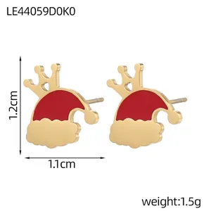 Détail des boucles d'oreilles bonnet de Noël de 1,2 cm plaquées or et émail rouge
