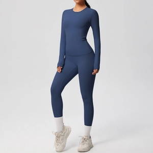 Dettaglio del tessuto opaco elasticizzato sul set da yoga blu scuro e leggings sportivi