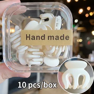 Detalle de set de 10 pinzas de pelo mini blanco mate en caja de regalo transparente