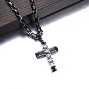 Details der Edelstahl-Byzantinerkette mit silber-schwarzem Zirkon-Kreuzanhänger