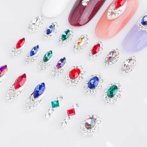 Assortimento di strass per unghie in lega in forme marquise e ovali con base argento