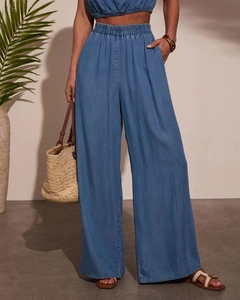 Détail d'un ensemble denim bleu avec haut bustier et pantalon large à taille élastique