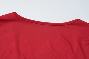 Détail d'une robe d'été rouge avec encolure en U et finitions de couture de qualité