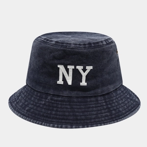 Détail de la broderie NY et de la texture en denim lavé sur le chapeau bob