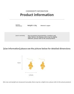 Détail des boucles d'oreilles fleur plaquées or 18K montrant les dimensions et le matériau