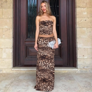 Ensemble chic deux pièces léopard pour femme avec haut bustier et jupe longue