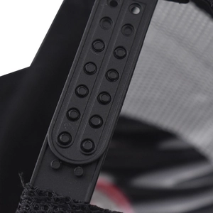 Détail de la patte de réglage arrière à double rangée sur casquette en filet noir