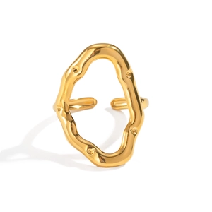 Makroaufnahme der polierten, goldfarbenen, wellenförmigen Ringschiene mit modernem Design