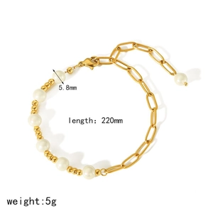 Detail of 18k gold chain bracelet with 5.8mm pearls and 220mm total length