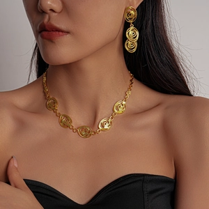 Vue détaillée du collier et boucles d'oreilles roses dorées sur modèle
