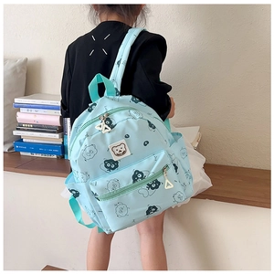 Vista posteriore di uno zaino celeste per bambini con motivi a nuvola verde cartone