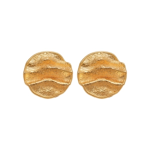Boucles d'oreilles en métal doré avec texture ondulée et design plissé moderne