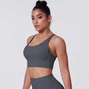 Dettaglio del tessuto elasticizzato grigio scuro senza cuciture del reggiseno sportivo