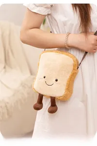 Vue portée du sac bandoulière toast en peluche avec visage brodé et sangles brunes