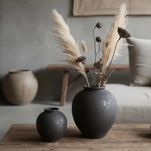 Lot de deux vases en céramique noir mat au style minimaliste wabi-sabi pour salon