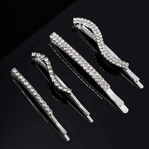 Lot de 4 barrettes en strass argentés avec designs linéaires et ondulés sur fond noir