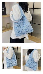 Détails du sac cabas en tricot bleu clair avec motifs de cœurs foncés et texture tissée