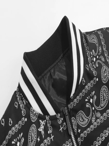 Détail du col baseball côtelé et imprimé paisley sur une veste noire tendance
