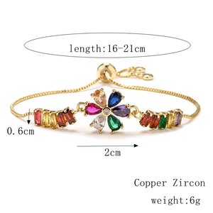Vista macro del bracciale in rame con fiori di zircone colorati e chiusura regolabile