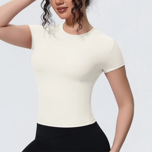 Détail du t-shirt de yoga blanc crème ajusté avec tissu respirant et col rond