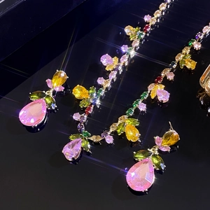 Parure luxe collier et boucles d'oreilles en zircon avec pierres en gouttes roses