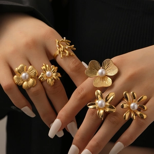 6-piece gold-plated stainless steel flower rings set with white pearls for women