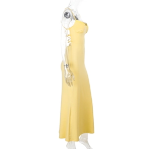 Détail de la robe longue jaune avec laçage latéral croisé sexy et design ajouré élégant