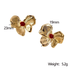 Détails des boucles d'oreilles nœud doré avec dimensions de 23 mm x 19 mm et poids de 5,2 g