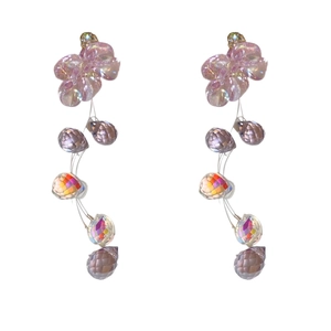 Orecchini a fiori pendenti rosa cangianti con perline a goccia su sfondo bianco pulito