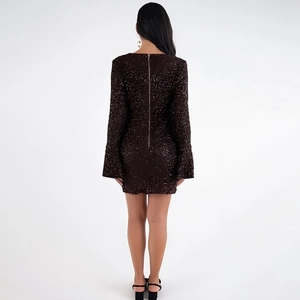 Abito corto nero elegante con paillettes, maniche lunghe e zip sul retro, vista retro