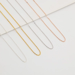 Dettaglio di sottili catene a O in argento sterling S925 in argento, oro e oro rosa