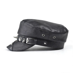 Schwarze PU-Leder Militärmütze im Punk-Stil mit silbernen Nieten und Schnallendetails