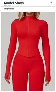 Ensemble de yoga rouge ajusté avec veste à col montant zippée et pantalon de sport