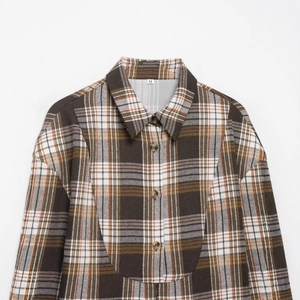 Chemise classique à carreaux marron pour femme avec motifs vintage et boutons ambrés