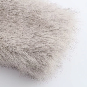 Gros plan sur la texture de la fausse fourrure grise avec des fibres douces et pelucheuses