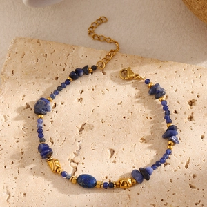 Dettaglio del bracciale vintage placcato oro 18 carati con pietre blu naturali irregolari
