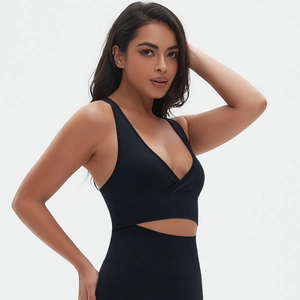 Vue latérale détaillée d'un soutien-gorge de sport sans couture croisé et d'un legging