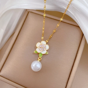 Collier élégant en titane doré avec pendentif fleur en perle et détails en zircon