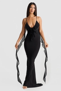 Détail d'une robe de soirée noire avec fleurs 3D et rubans en tulle vaporeux élégants